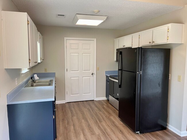 Building Photo - AVAILABLE NOW! (Pet Friendly)