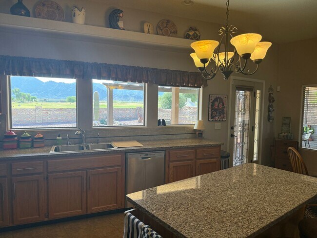 Building Photo - 3 to 6 Month Rental with Golf course views