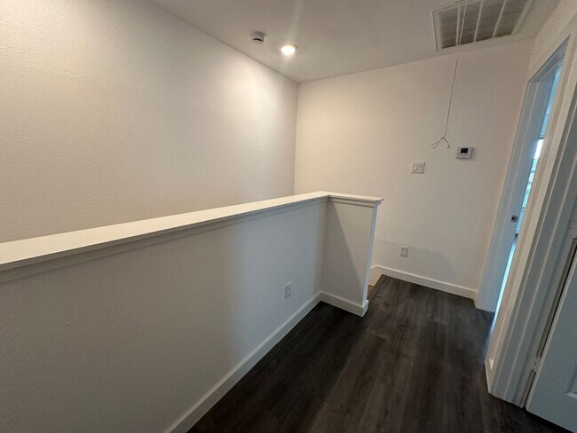 Building Photo - 3-Bedroom Duplex with Modern Finishes & Fu...
