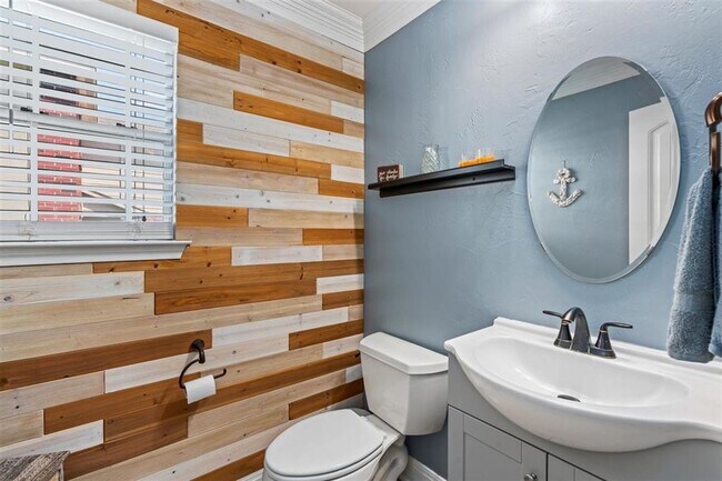 Building Photo - 220 Wegstrom St