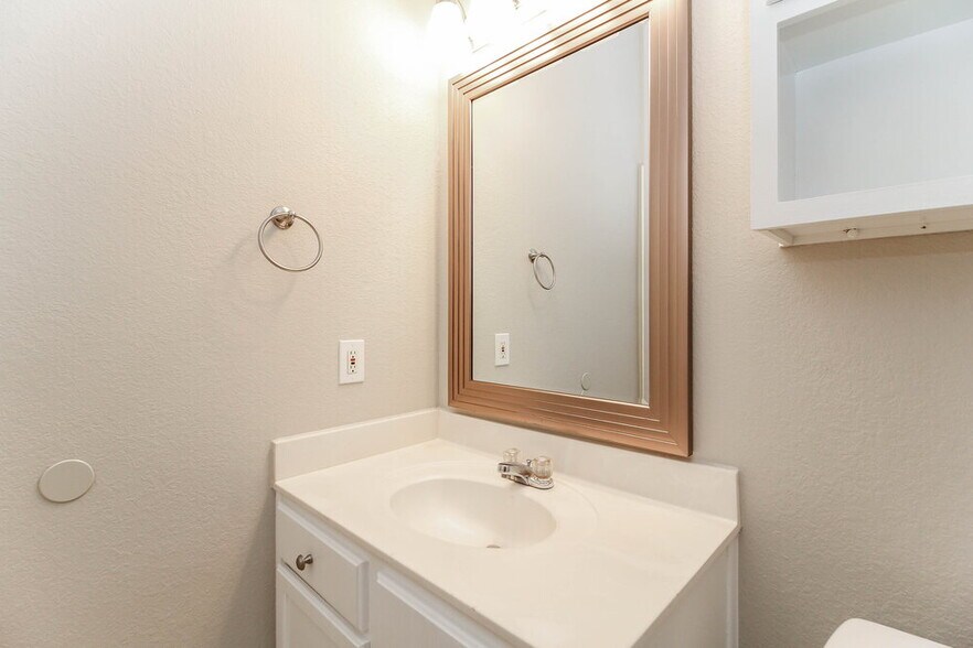 Building Photo - 709 Gillon Dr