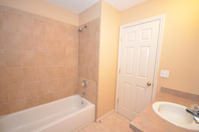 Building Photo - 13715 Richmond Park Dr N