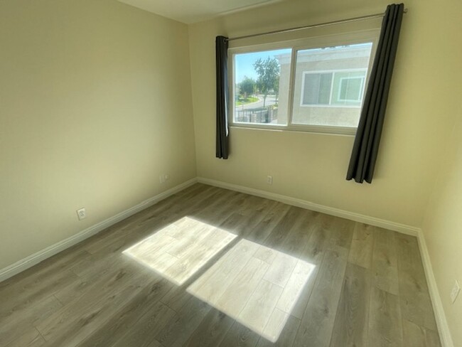 Building Photo - 2 Bd 1.5 bath Condo in Irvine