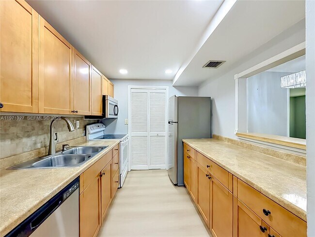 Building Photo - 210 Lakeview Dr