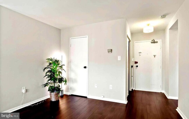 Building Photo - 6631 Wakefield Dr