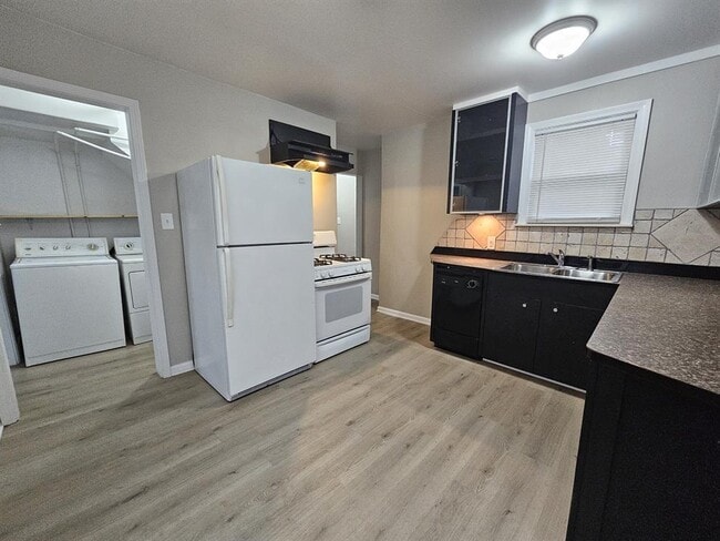 Building Photo - 3 Bedroom Large Bungalow w/ Attached 2 Car...