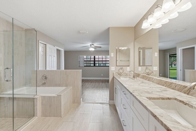 Building Photo - 3 bedroom condo