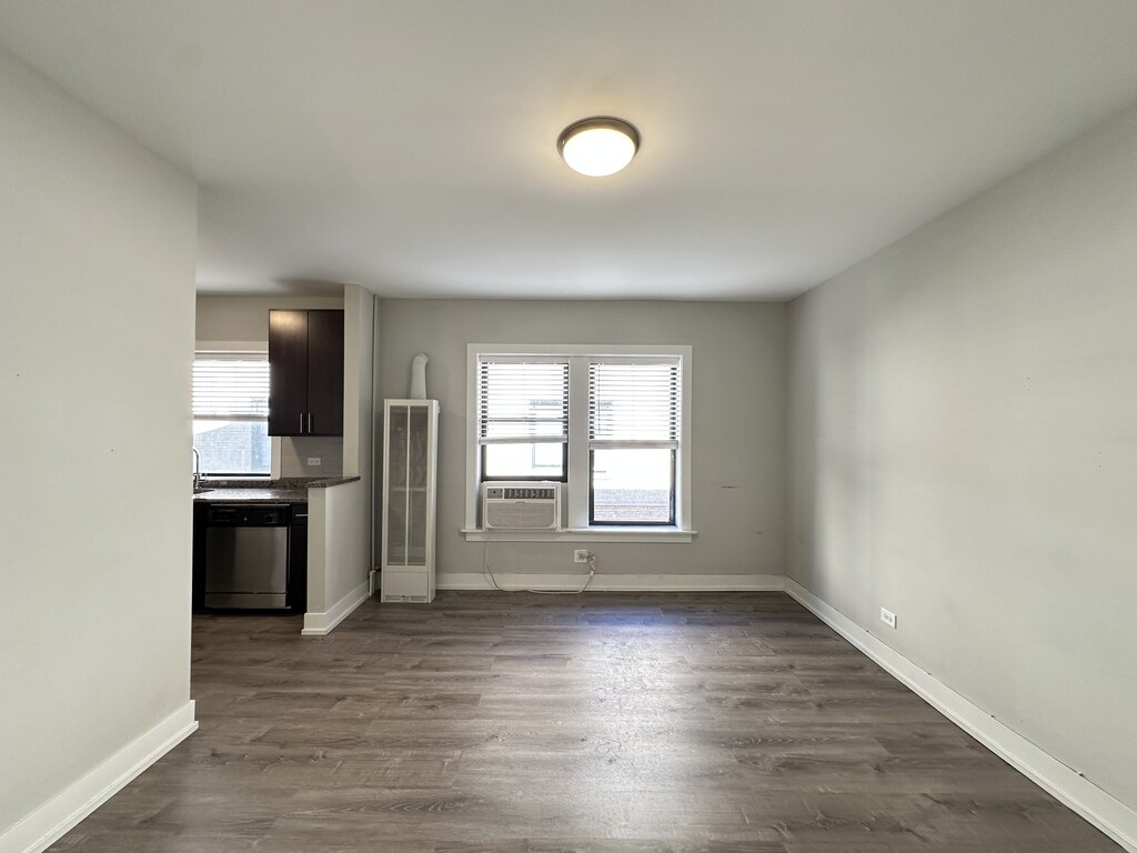 Building Photo - 722 W Brompton Ave