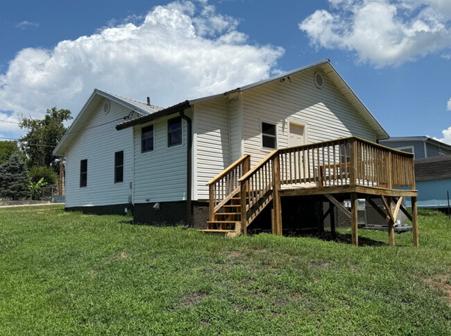 Building Photo - 1008 Avenue A