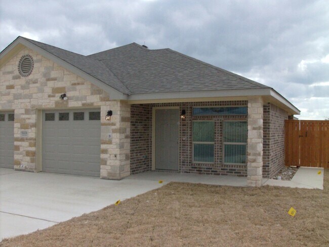 Building Photo - 5605 Settlers Ct