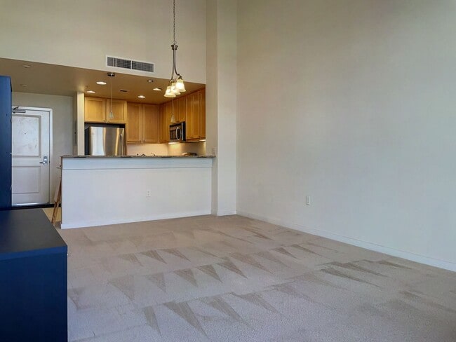 Building Photo - 1 Bed, 1 Bath Penthouse Level Condo w Park...