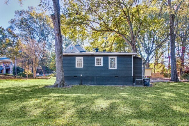 Building Photo - 250 Lake Dr