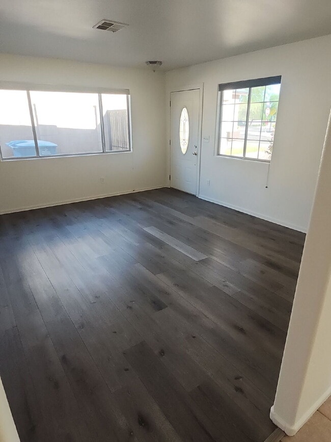 Building Photo - "Charming 3-Bedroom Oasis with 2 Baths in ...