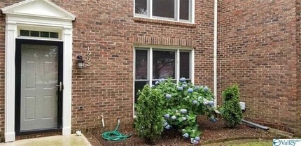 Building Photo - Gorgeous Updated 2BR 3BA Town house