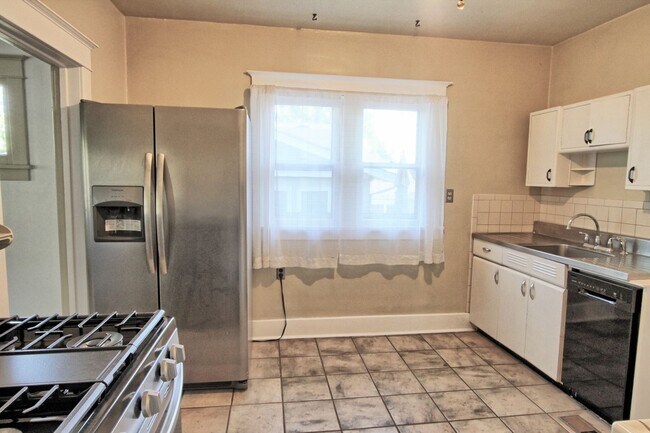 Building Photo - 2 bed 1 bath house just west of DU