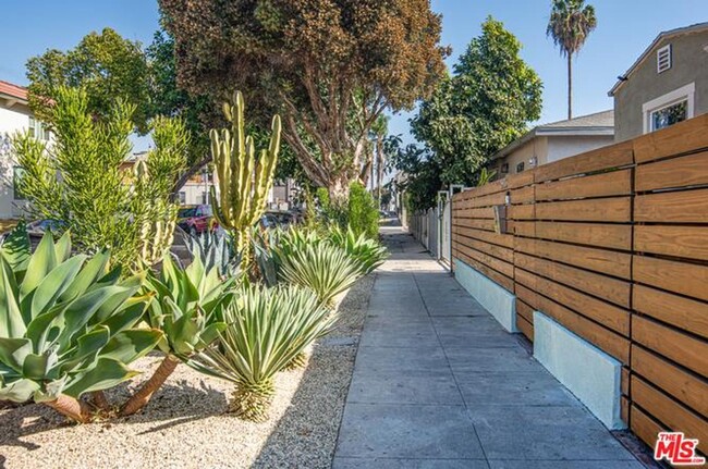 Building Photo - Secluded 2+1 close to Paramount Studios, H...