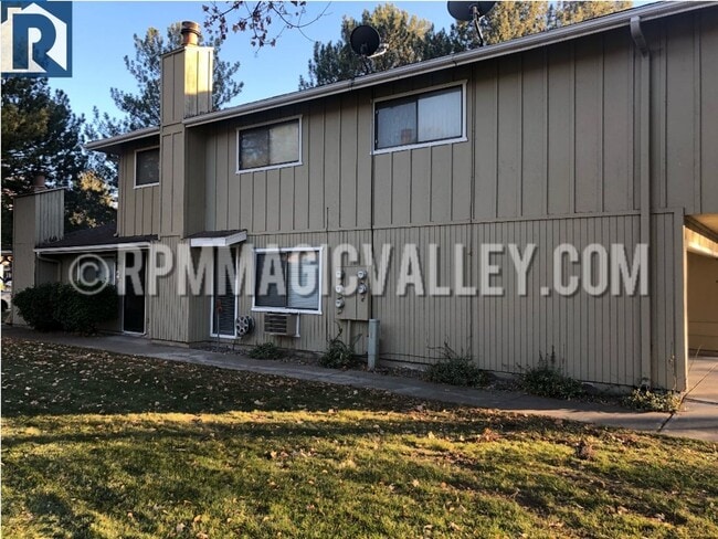 Building Photo - 747 Meadows Dr