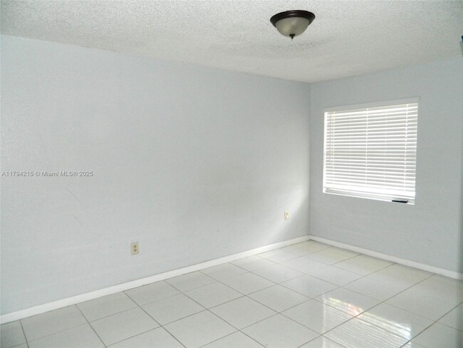 Building Photo - 899 Crystal Lake Dr
