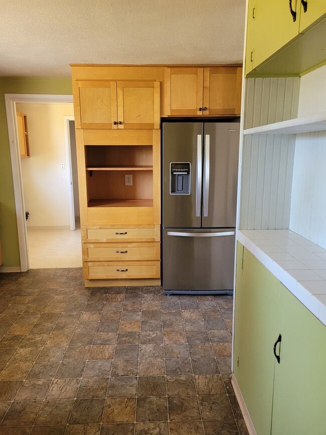 Building Photo - Nice 3 bedroom 1 & 1/2 bathroom home