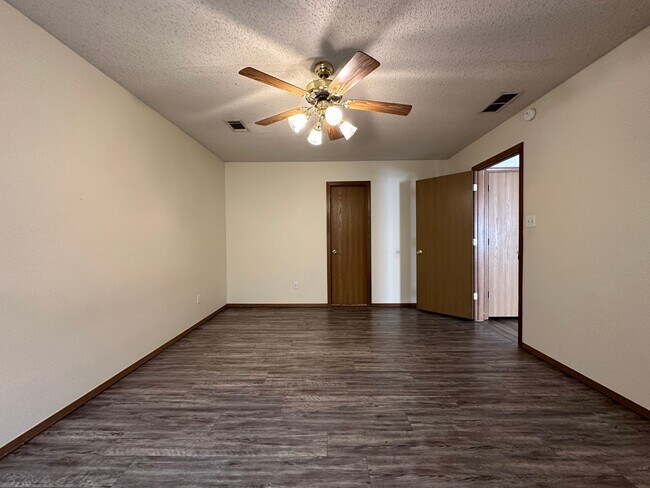 Building Photo - 1060 Farley Cir