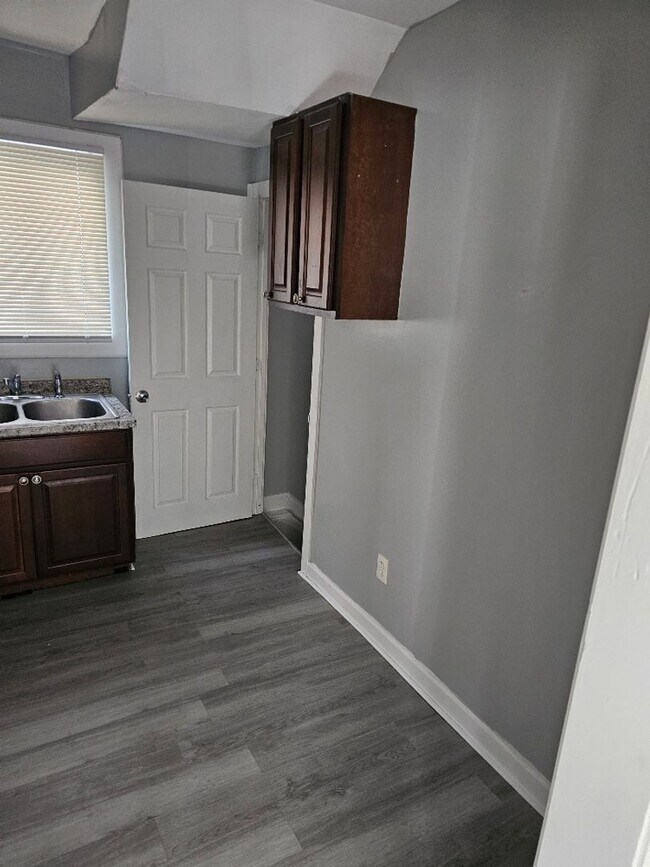 Building Photo - 5056 Bewick St