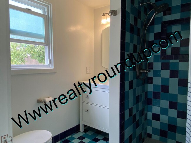 Building Photo - Three bed, Two Bath Home By UOP