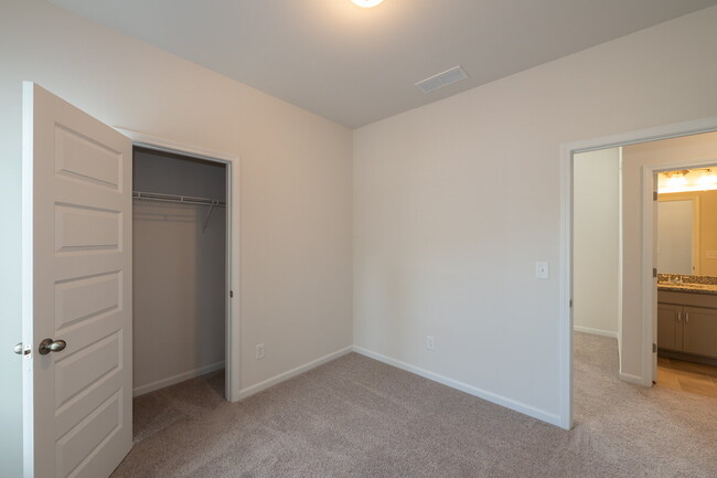 Building Photo - "Spacious 4-Bedroom Retreat with 3.5 Baths...