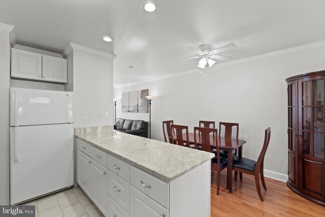 Building Photo - 510 E Nelson Ave