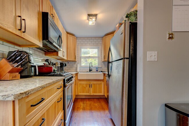 Building Photo - Charming East Rock Single Family