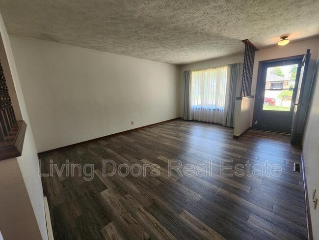 Building Photo - 1710 Eastridge Ave