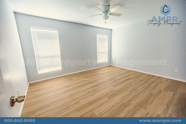 Building Photo - 4 Bedroom Available SOON!