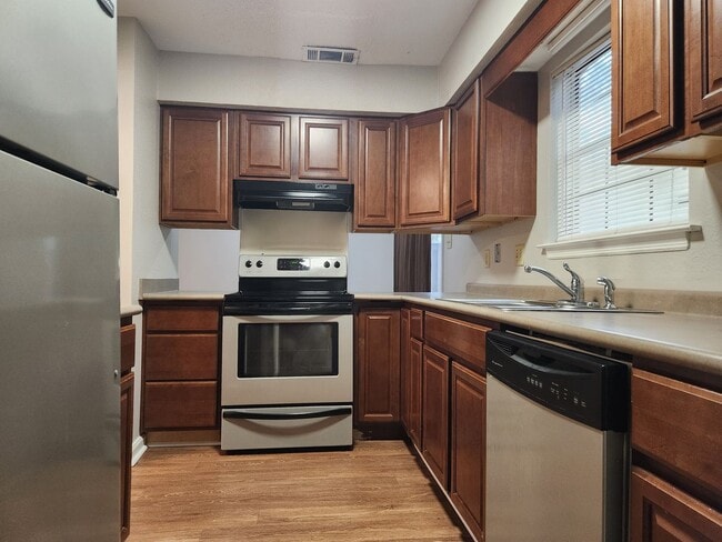 Building Photo - **Available January 1st** 3 Bedroom, 2.5 Bath Town Home