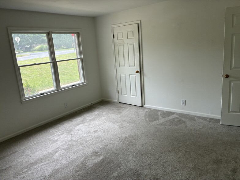 Master bedroom - 5601 N Humboldt Ave