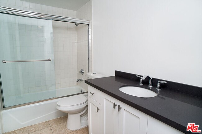 Building Photo - 416 N Oakhurst Dr