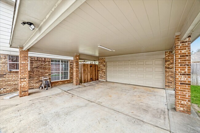 Building Photo - 11207 Briscoe Ln