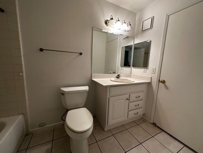 Building Photo - Henderson First Floor Condo - In Gated Community With Pool.