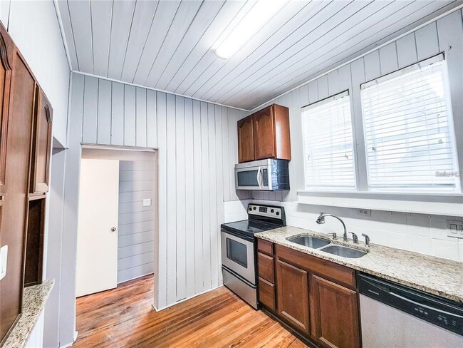 Building Photo - 825 Kenilworth Terrace