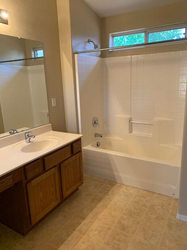 Building Photo - COMING SOON! Bright, Open Floorplan - Close to Freeways