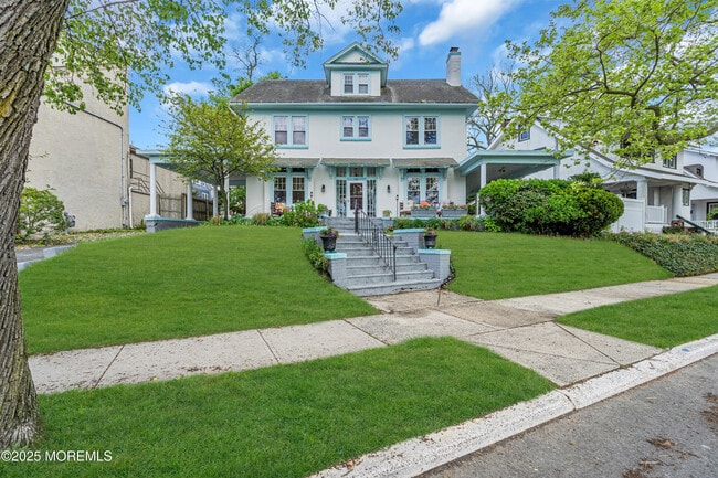 Building Photo - 704 8th Ave