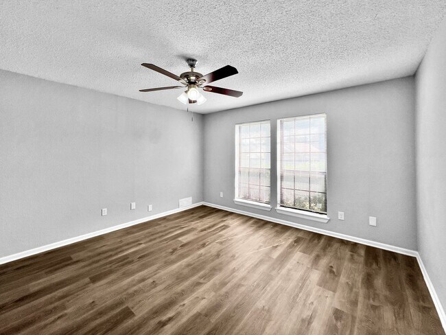 Building Photo - Charming 3-Bed, 2-Bath Home in Lewisville with Open Floor Plan & Fireplace