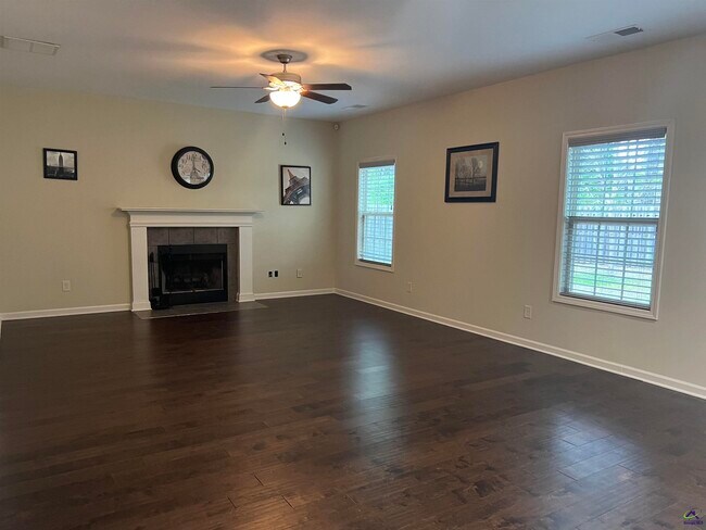 Building Photo - 204 Dog Fennel Ln