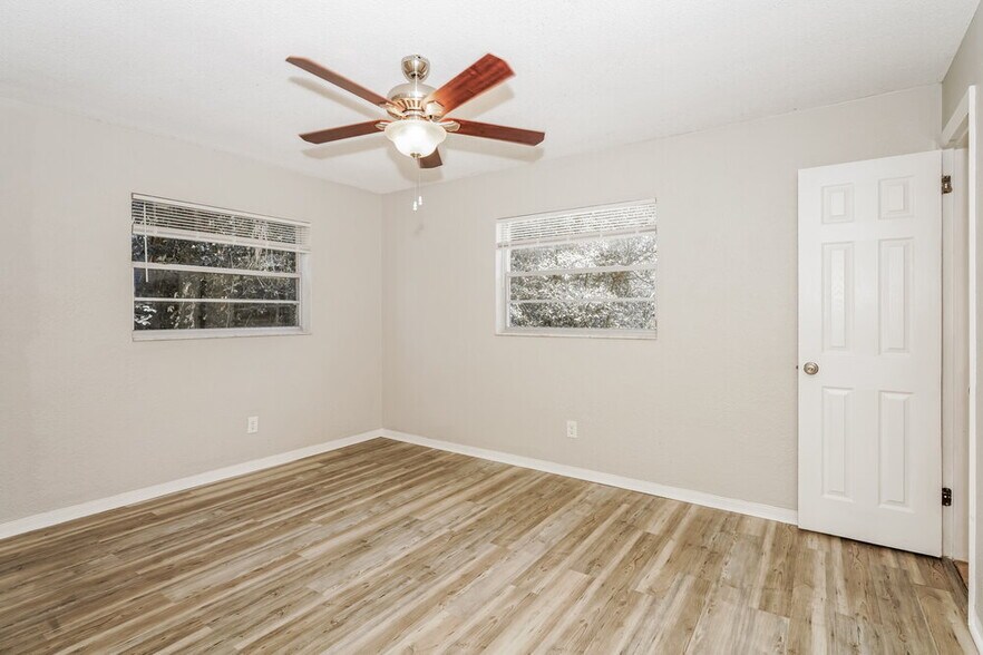 Building Photo - 989 E Normandy Blvd