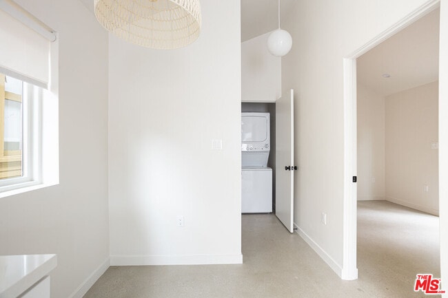 Building Photo - 4949 Sycamore Terrace