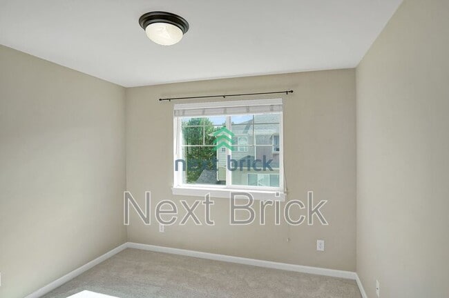 Building Photo - 4650 NE 3rd Ln