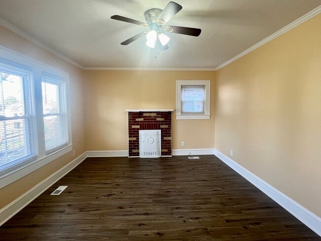 Building Photo - Two bedroom 1 bath house in Burlington