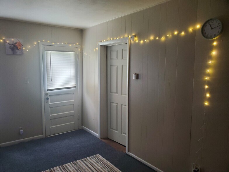 Building Photo - 528 W 4th St