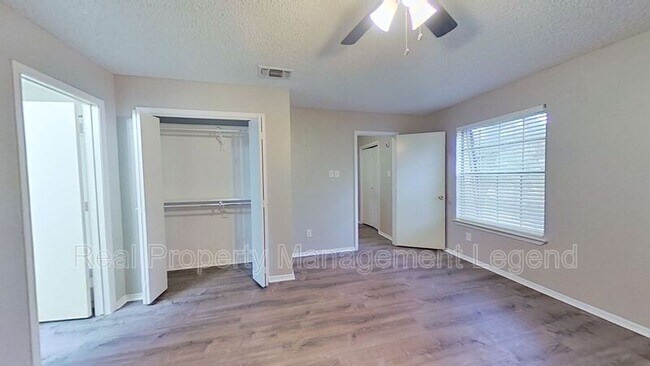 Building Photo - 2902 S Fielder Rd