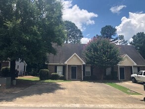 Building Photo - 3 Bedroom/3 Bath Duplex in Auburn!