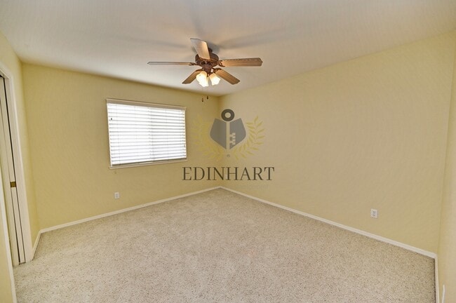 Building Photo - 3750 W Vincent Ln
