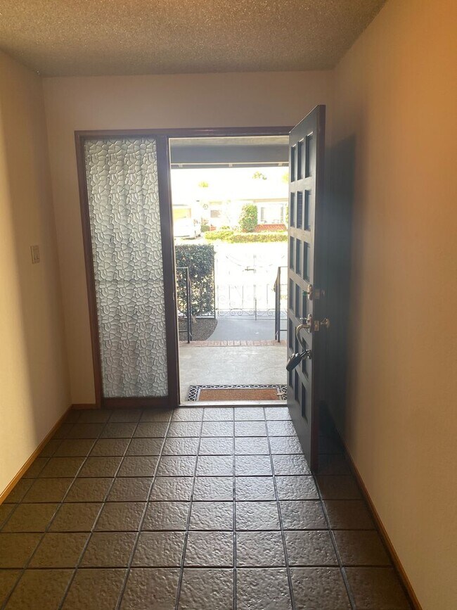 Building Photo - Immaculate shape 3 bedroom 2.5 bath home in San Leandro